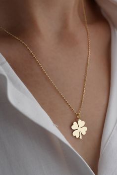 This elegant four-leaf clover necklace combines sophistication with meaningful symbolism. Crafted from 14k gold, it adds brilliance and durability to this exquisite piece of jewelry. Each leaf has been meticulously crafted, with every detail carefully considered, making this necklace both aesthetically pleasing and emotionally significant. The four-leaf clover is a symbol of luck, happiness, and positive energy, making this necklace a perfect gift for your loved ones. Whether you want to treat y 4 Leaf Clover Necklace, Gold Earing, Gold Four Leaf Clover, Cat Necklace Gold, Necklace Kendra Scott, Tiny Necklace, Clover Jewelry, Memorial Pendant, Four Leaf Clover Necklace