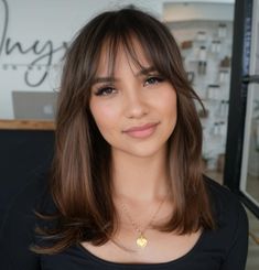 Shoulder-Length Hairstyle with Bangs for a Broad Forehead Bangs On Flat Hair, Fringe Bangs Wispy, Front Bangs For Round Face, Bangs With Flat Hair, Wispy Bangstyle Hair Short, Long Neck Haircut, Haircut For Broad Shoulders Women, Shoulder Length Hair On Round Face, Bangs For Big Forehead Face Shapes