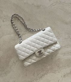 Channel Purse, Bag Obsession, White Purse, Luxury Purses, Classic Bags, Pretty Bags, Cute Bags