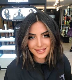 30 Hottest Money Piece Hair Highlights To Vamp Up Feminine Beauty Pink Money Piece, Money Piece Hair, Pink Money, Short Dark Hair, Brunette Hair With Highlights, Money Piece, Short Brown Hair, Dark Hair With Highlights, Brown Hair Balayage