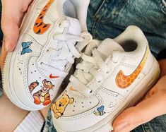 Honey Bear Custom Shoes Custom Design Size 1c-14me - Etsy Sweden Winnie The Pooh Nike, Winnie The Pooh Shoes, Nike Air Force1, Custom Baby Shoes, Tiger Cartoon, Baby Mode, Custom Af1, Baby Fits