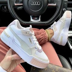 Puma Sneakers Outfit, Puma Sneakers Womens, Puma Shoes Women, Doudoune The North Face, Puma Cali, Pretty Shoes Sneakers, All Nike Shoes, Cute Nike Shoes, Cute Sneakers