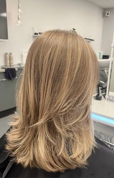 Honey Blonde Haircut, Short Layered Hair Aesthetic, Blonde Hair Layers Short, Loose Curls Short Length Hair, Short Blonde Hair With Brown Highlights, Babylights Dark Blonde, Dirty Blonde Hair With Layers, Short Dirty Blonde Hair With Highlights, Dirty Blonde Lowlights