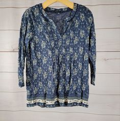 Lucky Brand Los Angeles Ca Womens Longsleeve Blouse Adult Blue M Floral #B54 Blue Printed Split Neck Tops, Blue Split Neck Blouse For Fall, Blue Cotton V-neck Peasant Top, Blue V-neck Peasant Top With Floral Print, Blue Bohemian Long Sleeve Blouse, Blue Floral Print Blouse With Split Neck, Blue Bohemian Blouse With 3/4 Sleeves, Blue Bohemian Blouse With Split Neck, Blue Floral Print Split Neck Blouse