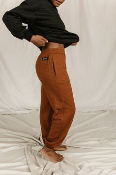 Elevate your casual style with the Copper Quilted Joggers, a chic and comfortable addition to your wardrobe. These joggers feature a unique quilted copper design, with a black and white "&ave" patch, creating a stylish and distinctive look. Models are wearing size Small and XXL. Outdoorsy Casual Outfits, Quilted Joggers Outfit, 30 Yr Old Women Fashion, Cute Sweat Pants, Quilted Joggers, Womens Joggers Outfit, Sahm Outfits, Lounge Wear Stylish, Womens Winter Fashion