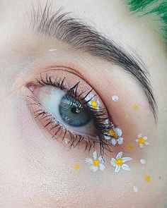 Garden Inspired Makeup, Fairycore Makeup Looks Simple, Daisy Eye Makeup, Flower Eye Makeup Looks, Forest Fairy Makeup Aesthetic, Cottage Core Makeup Looks, Leaf Eyeliner, Fae Aesthetic Makeup, Flower Makeup Aesthetic