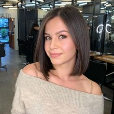 Classic Bob Haircut, Rambut Brunette, Hairstyles For Thick Hair, Thick Hair Cuts, Chin Length Hair, Shoulder Length Hair Cuts, Shoulder Length Hair