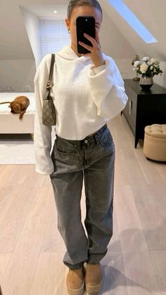 #outfits Autumn Clean Girl Outfits, Uk Uni Outfits, Clean Streetwear Women, Autumn Outfits For School, Basic Sweater Outfit, Uni Outfits Winter, Cozy Outfits For School, Outfit Jean Gris