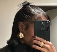 Faceless Hair Aesthetic, Brown Nails Ideas, Classy Short Hairstyles, Selfies Aesthetic, Rings Pretty, Sleek Short Hair, Hairstyles Fall, Autumn Outfit Ideas