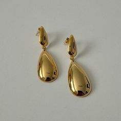 Chunky-looking teardrop earrings that are lightweight and comfortable to wear Hypoallergenic Nickel and Lead Free Anti Tarnish Water-Resistant Material/Size Material: 316L stainless steel with 18K PVD gold plating(10 times thicker than regular gold plating) Length: 57.7mm Gold Earrings Fancy, Aesthetic Earrings Gold, Gold Chunky Earrings, Glow Earrings, Matte Gold Jewelry, Chunky Gold Earrings, Jewellery Photo, Spill The Tea, Gold Earrings Wedding