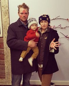 Never Gets Old! Home Alone Halloween Home Alone Costume, Costume Halloween Famille, Family Costumes For 3, Halloween Parejas, Movie Halloween Costumes, Costumes Diy