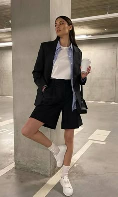 Bermuda Shorts Outfit Street Styles, Blazer And Shorts Outfit, Normcore Outfits, Blazer With Shorts, Bermuda Shorts Outfit, Shorts Knee Length, Look Formal, Work Shorts