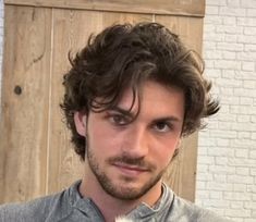 estilo de cabelo Hairstyles Wavy Hair Men, Men's Haircuts For Wavy Hair, Long Wavy Hair Men Style, How To Style Long Curly Hair Men, Mens Hairstyles Long Wavy, Long Wavy Hairstyles For Men, Men’s Long Hairstyles Wavy, Man Wavy Haircut, Wavy Hair Styles Men