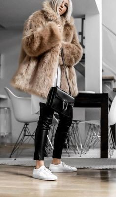 Outfits For School Winter, Pant Inspiration, Fur Coat Outfits, Winter Outfits Tumblr, Faux Fur Outfit, Fur Coat Outfit, Fur Coat Fashion, Mode Hippie, Leather Pant