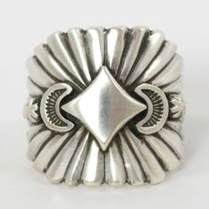 Bague en argent sterling avec motifs estampillés et repoussés à la main.

 Taille de bague : 10,25

 Largeur de bande de 0,25" à 0,875" Zuni Jewelry, Navajo Rugs, Concho Belt, Navajo Jewelry, Ring Size 10, Native Jewelry, Pendant Rings, Black Stone, Earring Necklace