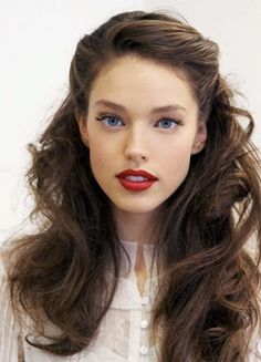 Vintage Wedding Hair, Simple Wedding Hairstyles, Best Wedding Hairstyles, Holiday Hairstyles, Zac Efron, Half Up Half Down Hair, Retro Hairstyles, Red Lipstick, Margot Robbie