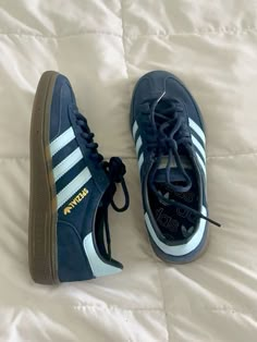 Navy adidas spezial #adidas #adidasspezial #spezial #navy #trendy #everydayshoe #cleangirlaesthetic #citygirl Samba Shoes, Trendy Shoes Sneakers, Handball Spezial, Pretty Shoes Sneakers, Adidas Shoes Women, Adidas Vintage, Sambo