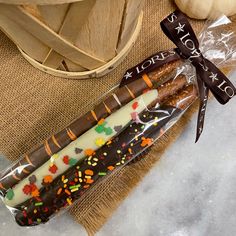 Three pretzel rods dipped in chocolate - one milk, one dark, and one white with fall sprinkles Thanksgiving Centerpieces Kids, Holiday Treats Thanksgiving, Hershey Cake, Halloween Chocolate Covered Strawberries, Thanksgiving Chocolates, Chocolate Dipped Treats