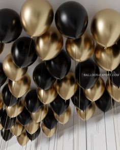 Black and Gold - Ceiling Balloons inflated with heliums White And Black Baloon Decoration, Gold And Black Engagement Party, Black Gold And Silver Balloons, Black Gold Theme Birthday, Black And Gold Birthday Treats, Black And Gold 35th Birthday, Black Balloon Aesthetic, Black Gold And Cream Birthday Party, Gold Black Decoration Party