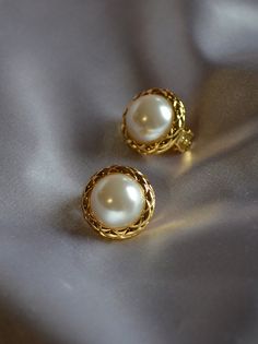 Hold Earrings Design, Gold Earrings Pearl, Vintage Clip-on Pearl Earrings For Gift, Vintage Clip-on Pearl Earrings As Gift, Vintage Plug Earrings For Anniversary, Retro Round Earrings For Anniversary, Vintage Round Pearl Earrings For Gift, Vintage White Clip-on Earrings For Anniversary, White Vintage Clip-on Earrings For Anniversary