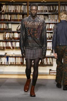 Dries Van Noten Fashion Show Menswear Spring Summer 2018 Collection Dries Van Noten Menswear, Boys Wearing Skirts, Men Wearing Skirts, Stylish Mens Fashion, Modern Boutique, Fashion Aesthetics