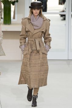 Chanel Fall 2016 Ready-to-Wear collection, runway looks, beauty, models, and reviews. Chanel 2016, Zsazsa Bellagio, Woman In Suit, Fashion Week 2016, Chanel Collection, Catwalk Fashion, Chanel Paris, 2016 Fashion, Fall 2016