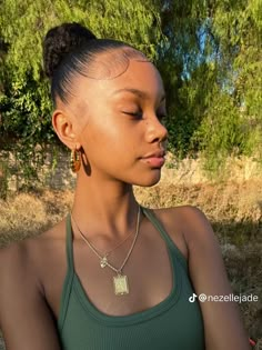 Hairstyles 4b Hair, Aesthetic Hair Styles, Natural Hair Bun, Hairstyles For All Hair Types, Hair Bun Styles, Curly Short Hair, Hair Styles Natural, 4b Hair, Afro Beauty