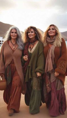 Boho Queens / Inspiration | Sand & Lava Boho Style Outfits Winter, Upcycle Fashion Diy, Boho Fashion Winter, Boho Winter Outfits, Boho Queen, Boho Winter, Lagenlook Style, Boho Inspiration, Estilo Hippie