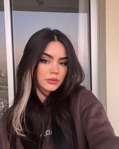 Blonde Hair Tips, Black Red Hair, Grey Hair Dye, Blonde Tips, Hair Streaks, Silver Grey Hair, Hair Flip, Penteado Cabelo Curto