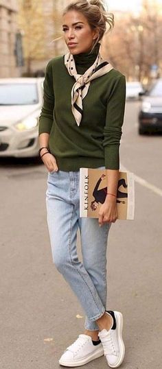 Cute Outfits Winter, Stile Casual Chic, Green Turtleneck Sweater, Outfits To Copy, Outfit Chic, Paris Mode, Outfit Jeans