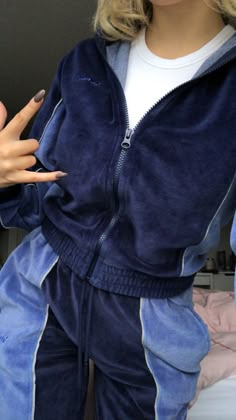 Velour Tracksuit Aesthetic, Y2k Outfits Track Suit, Track Suit Outfit Aesthetic, Black Velvet Tracksuit Outfit, Velvet Tracksuit Aesthetic, Blue Velvet Tracksuit, Old Money Tracksuit, Velvet Track Suit 2000s, 90s Velour Tracksuit