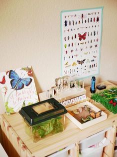 there are many items on the table to display in this room, including cards and magnets