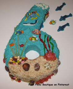 there is a cake made to look like an ocean scene with fish and corals