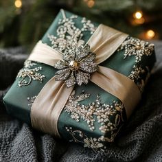 Versatile Christmas Present Festive Graphic Christmas Gift Neighbor, Christmas Gift Wrapping Ideas Elegant, Christmas Present Pictures, Christmas Present Images, Wrapping Christmas Presents, Beautiful Christmas Wrapping, Diy Holiday Gift Wrapping, Budget Friendly Christmas Gifts, Xmas Gift Wrap