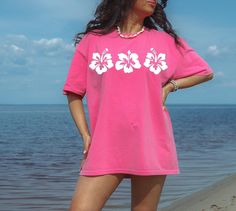 Hibiscus shirt for women. Cute preppy shirt for teens. Oversized  beach tee. Beachy shirt for beach trip. Hibiscus Flower Beach Tee, 90s Vacation Aesthetic, Aloha Tee, Tropical vacation shirt. Preppy clothes. Summer shirt for teens. Back to school shirt. Gift for teens. Comfort Colors T-shirts are 100% ring-spun Cotton, super soft and breathable. The soft-washed, garment-dyed fabric brings extra coziness to your wardrobe while the relaxed fit makes it an excellent daily choice. ** More Hibiscus Pink Hawaiian Vacation Tops, Pink Hawaiian Top For Vacation, Pink Hawaiian Crew Neck T-shirt, Pink Hawaiian Short Sleeve T-shirt, Pink Hawaiian T-shirt For The Beach, Pink Hawaiian Style Short Sleeve T-shirt, Pink Hawaiian T-shirt For Vacation, Pink Hawaiian Style T-shirt For Vacation, Pink Hawaiian Beach T-shirt