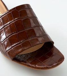 Les presentamos a Stella, nuestras elegantes mules con tacón cuadrado y un impresionante piel con efecto de cocodrilo. Stella ha sido elaborada con materiales de primera calidad, ideal para aquellos que buscan la excelencia.
Con su piel texturizada imitando al cocodrilo y su forma alargada, las mules de tacón cuadrado Stella son el accesorio ideal para cualquier evento nocturno o momento especial.
Los elegantes mules Stella sin duda añadirán un toque de elegancia a cualquier conjunto.

Tomando c Croc Heels, Block Heel Mules, Italy Gift, Heel Mules, The Amalfi Coast, Lemon Tree, Long Walks, Heeled Sandal, Tree Bark