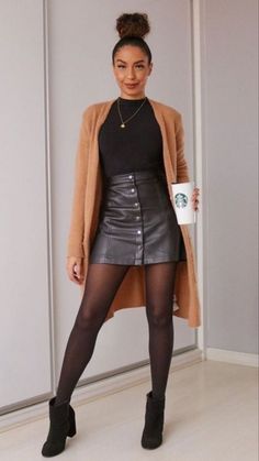 Rok Mini, Leather Skirt Outfit, Outfit Chic, Berlin Fashion, Mode Casual, Outfit Inspo Fall, Fall Fashion Outfits, Casual Fall Outfits, Business Casual Outfits