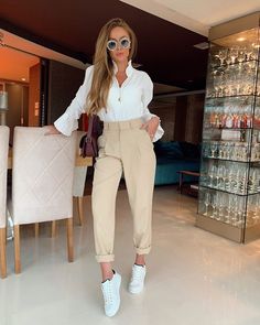 Outfit Pantalon Beige, Casual Work Outfits Women, Fashionable Work Outfit, Winter Fashion Outfits Casual, Winter Dress Outfits, Office Outfits Women