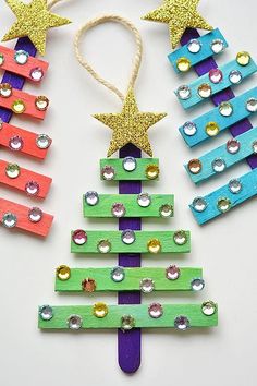 These popsicle stick Christmas trees are SO EASY to make and they're so beautiful! The kids loved decorating them! Such an awesome dollar store Christmas craft idea!! Christmas Decor Diy Cheap, Creative Christmas Crafts, Christmas Tree Craft, Stick Christmas Tree, Dollar Store Christmas Crafts, Cheap Christmas Diy, Easy Christmas Ornaments, Tree Craft, Dollar Store Christmas