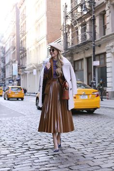 All of the cabs in Soho. Click through for full outfit details! Accordion Skirts, How To Style A Beret, Tips For Teens, Blair Eadie, Tennis Skirt Outfit, Street Outfits, Manolo Blahnik Heels, Winter Styles