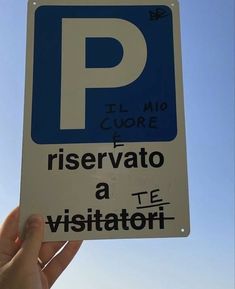 a hand holding up a sign that says riservato a visitatori