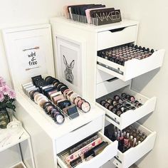 45 Brilliant Makeup Organizer & Storage Ideas for Girls Organized Makeup, Makeup Station, Ikea Alex, Vanity Room, Casa Vintage, Makeup Product, Glam Room