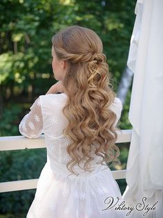 30+ Absolutely Adorable Flower Girl Hairstyles (With Video Tutorials) 20 Junior Bridesmaid Hair, Wedding Hairstyles For Girls, First Communion Hairstyles, Communion Hairstyles, Girl Hair Dos, Braid Hairstyle, Flower Girl Hairstyles, Bridal Look, Long Hair Girl