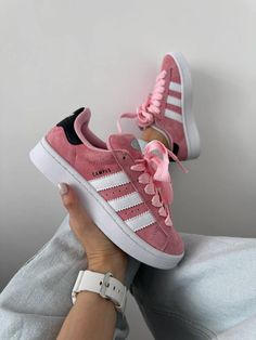 Campus Outfit Ideas, Outfit Ideas Retro, Adidas Campus 00s Pink, 2000s Sneakers, Campus 00s Pink, Adidas Campus Outfit, Ootd Campus, Outfit Jupe, Campus Adidas