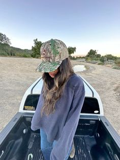 Casual Trucker Hat Outfit, Camp Hat Outfit, Philadelphia Eagles Outfits For Women, Camo Hat Outfit, Trucker Cap Outfit, Camo Hats Outfits, Patches On Hats, Trucker Hat Aesthetic