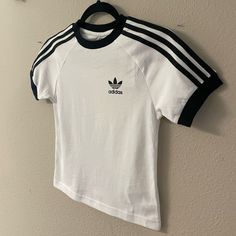 Youth - Medium (5-6 Years) Black / White Classic 3 Stripe Nwt Round Neck Short Sleeve Adidas Casual, Adidas Girl, Adidas White, Adidas Shirt, Athletic Shirts, Adidas Tops, White Adidas, Dream Clothes, Boys T Shirts