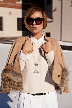 Fur lining || Pretty Neutrals || Basics || White pants || Simple Chic Cape Outfit, Snow Style, Chalet Chic, Perfect Jacket, Sleek Bob, Winter Chic, Fashion Icons, Winter Trends, Styling Ideas