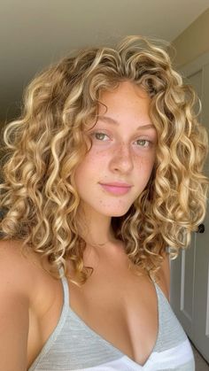 Short Curly Haircuts Blonde, Blond Short Curly Hair, Blonde Curly Short Hair, Blond Hair Curly, Short Curly Hair Blonde, Curly Blonde Bob, Blonde Hair For Fall, Short Curly Blonde Hair, Blonde Hair Curly