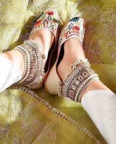 Kundan Anklets, Pakistani Dresses Shalwar Kameez, Silver Payal, Mehndi Outfit, Anklets Indian, Handmade Anklets