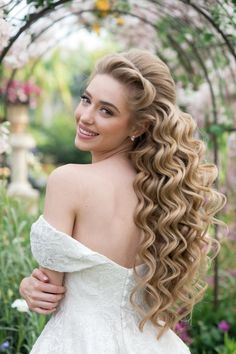 Embrace your beauty on your special day with exquisite wedding hairstyles that showcase natural curls. This elegant and romantic hairstyle enhances the beauty of your curls, creating a soft and ethereal look. Perfect for brides who desire a relaxed yet sophisticated vibe, these natural curls can be adorned with delicate accessories for added charm. Discover the magic of natural curls in your wedding hairstyles! #weddinghairstyles #naturalhair #bridalstyle Glamour Curls Wedding, Glamour Curls, Bridal Curls, Enchanting Wedding, Romantic Hairstyles, Enchanted Wedding, Gray Hair Cuts, Romantic Look, Natural Curls